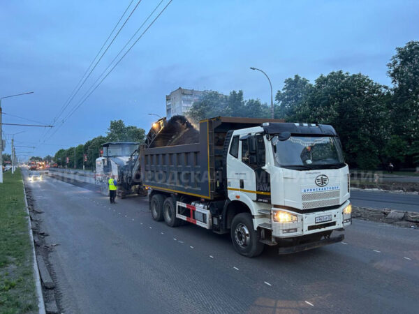 Дорожный ремонт на Московском проспекте идет и днём, и ночью