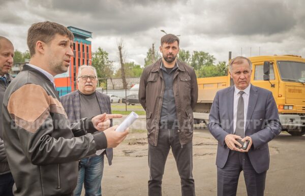 Глава Брянской горадминистрации проинспектировал ход ремонта стадиона имени Брянских партизан