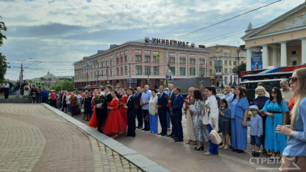 «Тютчевский» митинг прошел у памятника поэту в Брянске