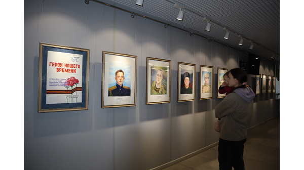 Выставка портретов участников СВО открылась  в Брянске в ДШИ №1