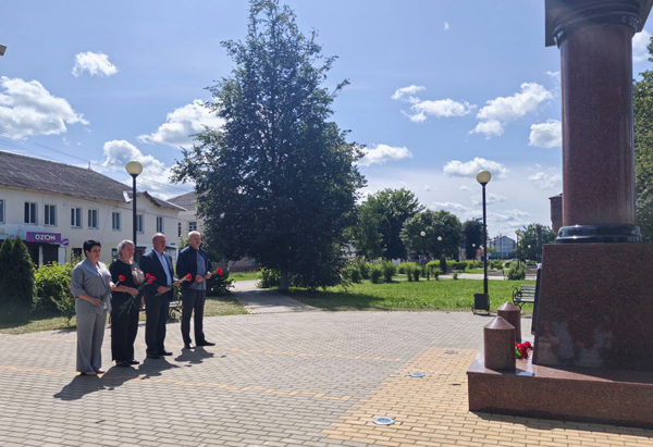 В канун Дня партизан и подпольщиков в Жуковке состоялось возложение цветов