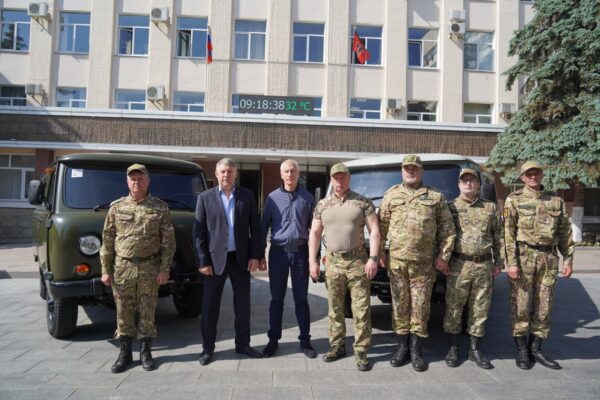 Александр Богомаз и Олег Матыцин вручили ключи от новых автомобилей бойцам БАРС — Брянск