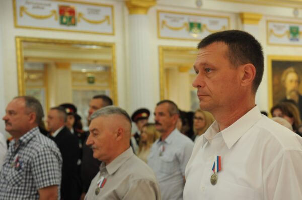 Губернатор Александр Богомаз вручил медали «Отец солдата» родителям погибших Героев