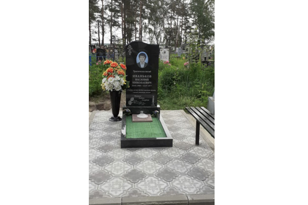 В Жуковке одноклассники поставили памятник другу