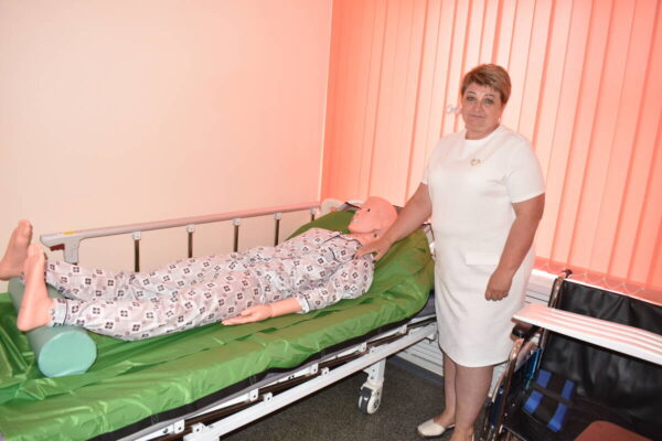 В клетнянском комплексном центре соцобслуживания идут занятия в «Школе ухода»