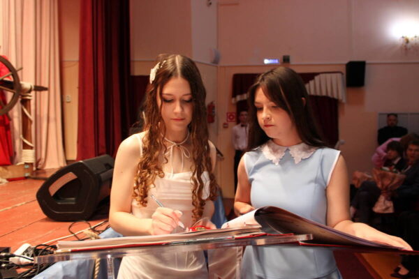 В Стародубе торжественно поздравили выпускников-медалистов