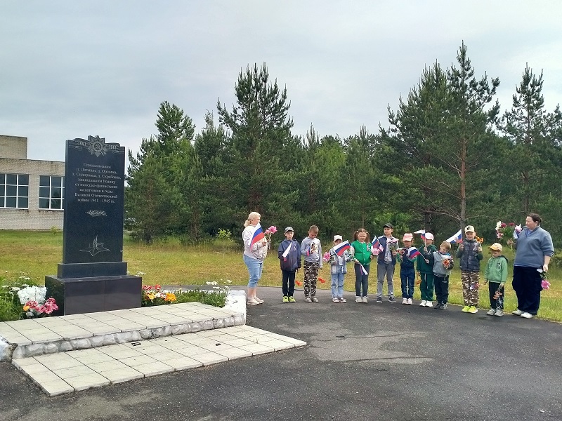 Специалисты Орловского ДК и воспитанники лагеря «Дружный» возложили цветы к памятникам «День Родины моей» в честь Дня России