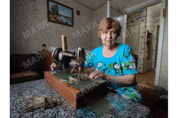 Жительница Новозыбковского округа шьет для бойцов СВО маскхалаты