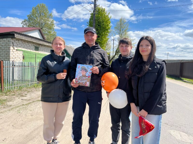 Школьники Ржаницы поздравили односельчан с Днём Победы