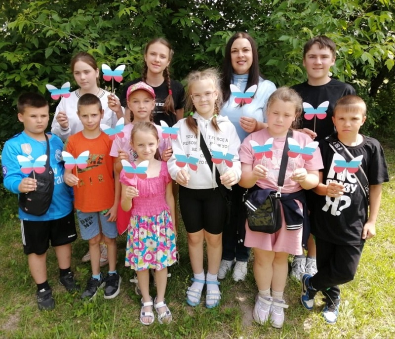 Бабочка-триколор: мастер-класс ко Дню России в лагере «Радуга»