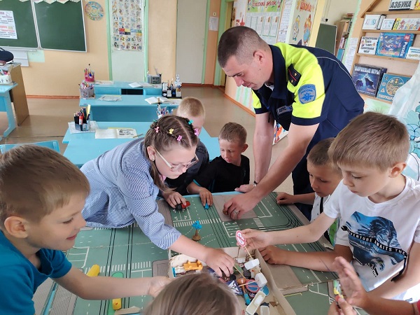 Жуковские госавтоинспекторы побывали в пришкольном лагере филиала лицея в Латышах