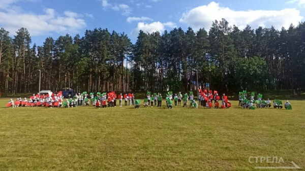 Брянская и белорусская молодежь организовала флешмоб в молодежном лагере «Дружба»