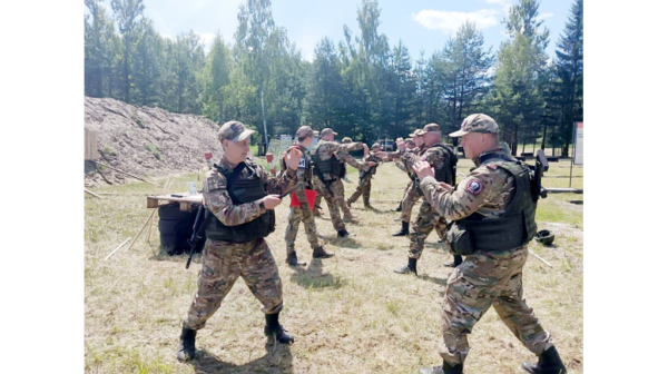 Бойцы отряда «БАРС-Брянск» учатся приёмам ножевого боя