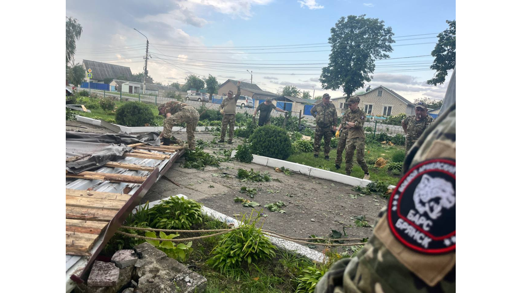 Бойцы БАРС  — БРЯНСК ликвидируют последствия урагана в Климово