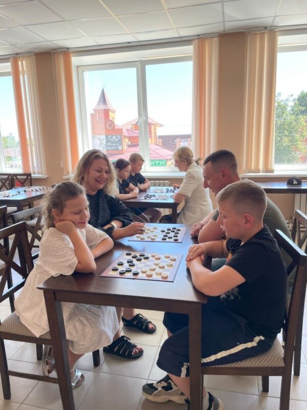 В Жуковке прошел турнир по шашкам в честь Дня семьи, любви и верности