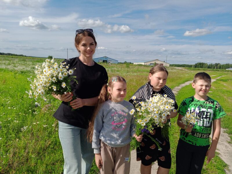 В Латышах провели летнее путешествие в мир цветов