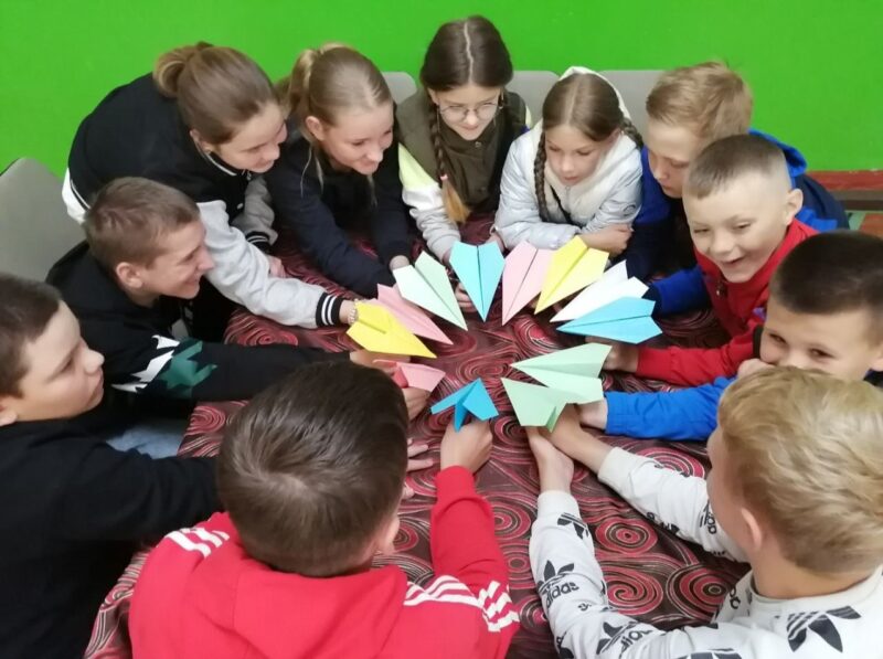 Мстер-класс по изготовлению бумажных самолетиков пошел в Речицком СДК