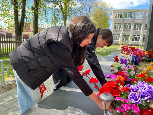 9 мая ржаницкие школьники провели возложение цветов