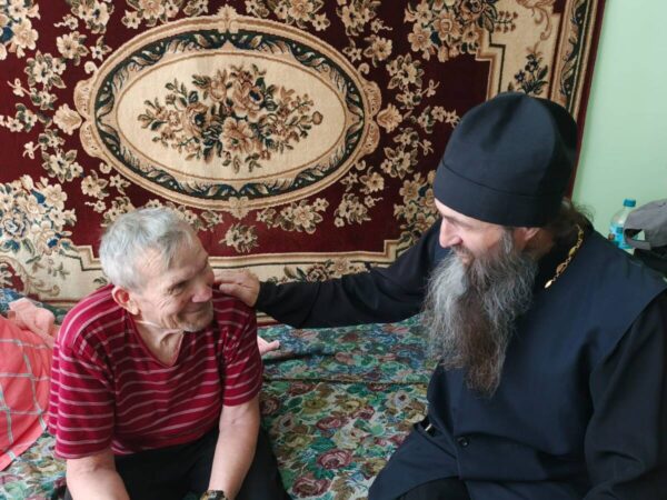 Погарский батюшка Александр Запорожец шефствует над Домом милосердия в Долботово