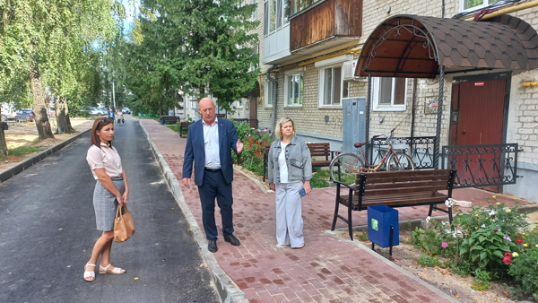 Рабочая группа «Единой России» проверила работы по капитальному ремонту дворовой территории в Жуковке