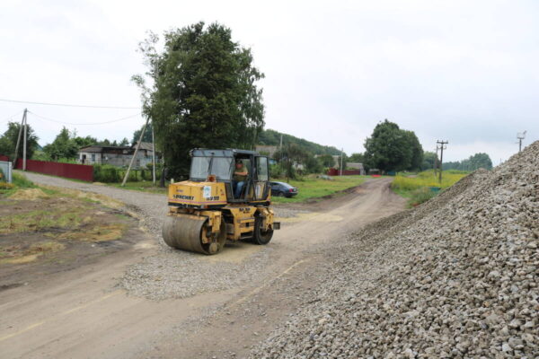 В райцентре Комаричи продолжается дорожный ремонт по улице Колхозной