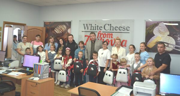 Компания «Жуковское молоко» подарила первоклассникам учебные наборы