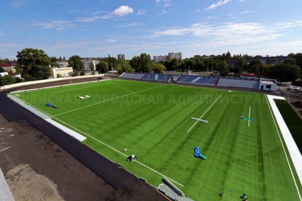 На стадионе имени Брянских партизан уложено искусственное покрытие поля