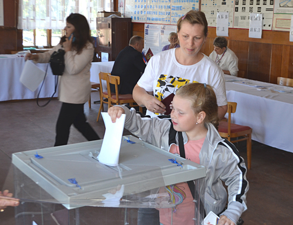 Жуковские избиратели приходят на выборы вместе с детьми