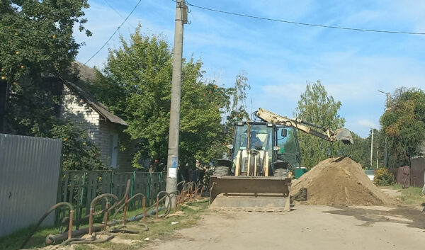 На улице Сельской в Жуковке идёт замена водовода