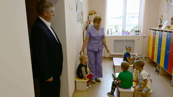 Губернатор Александр Богомаз поздравил воспитателей с профессиональным праздником