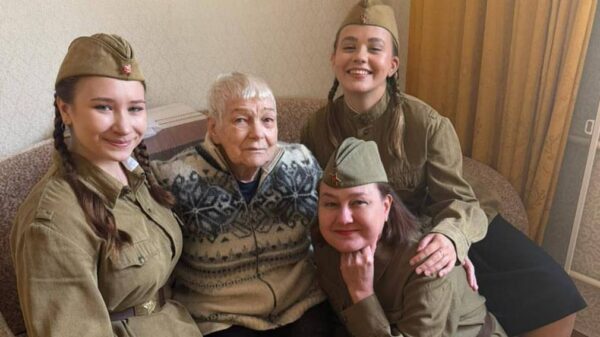 Актёры Брянского драмтеатра поздравили ветеранов войны