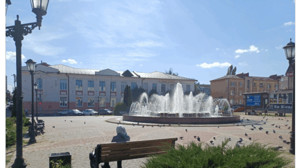 В Клинцах по нацпроекту благоустроили площадь у фонтана