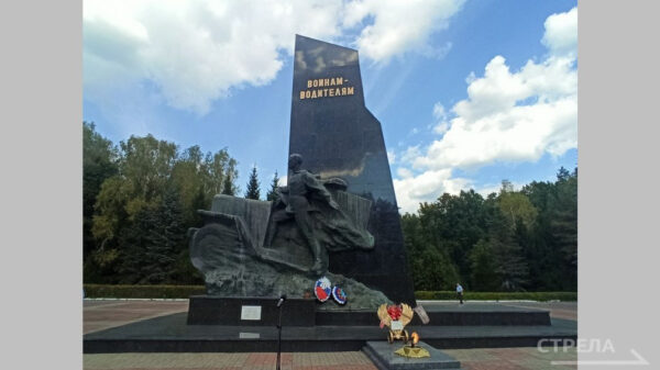 У памятника под Брянском почтили память воинов — водителей