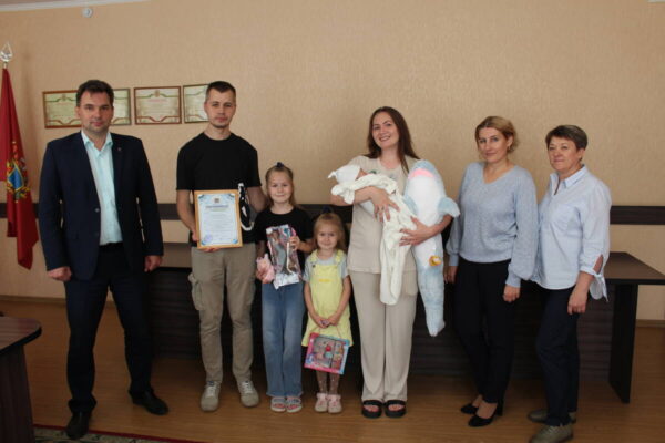 Суземской многодетной семье вручен сертификат на областной материнский капитал