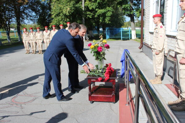 В суземской школе №1 состоялось открытие мемориальной доски Александру Миронову
