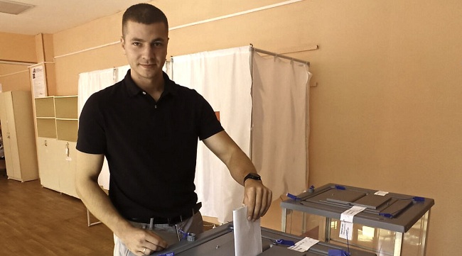 Участник программы «Брянские герои» проголосовал в посёлке Путёвка