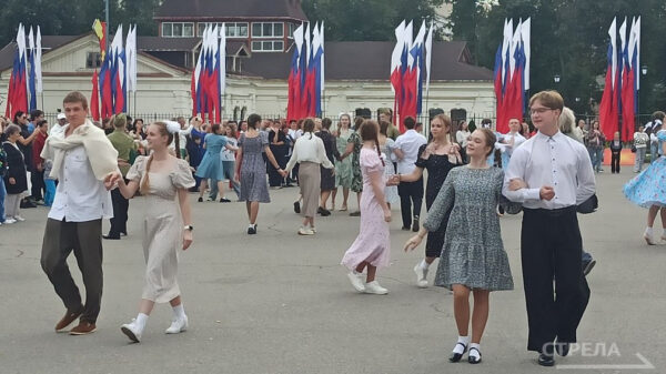 В Бежицком районе прошел арт-парад «Брянский край – немеркнущая слава!»