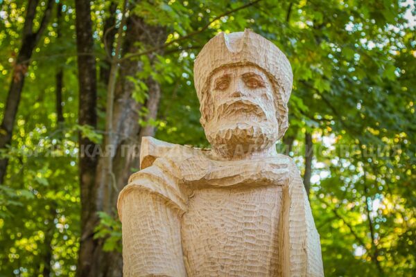 В брянском парке Толстого идет работа над созданием новой скульптуры