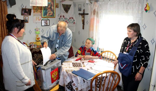 Жители Жуковского округа голосуют на дому