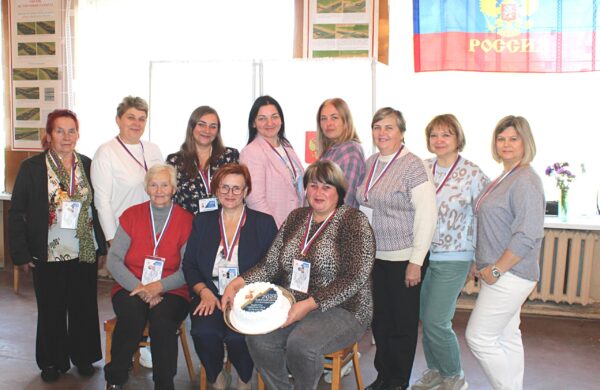 На избирательном участке в Жуковке испекли торт с логотипом выборов