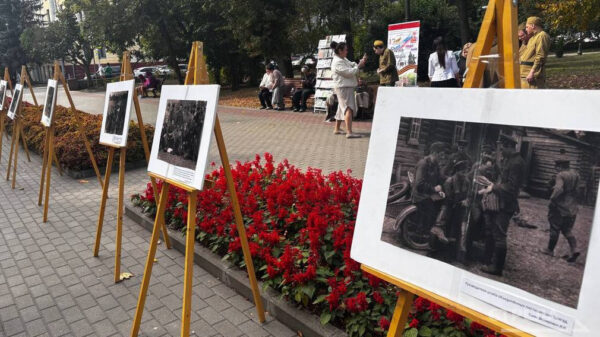 Книжная ярмарка «О Брянске с любовью» развернулась в брянском сквере Карла Маркса