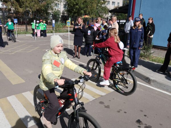 На территории Жуковской школы №1 открылся велогородок.