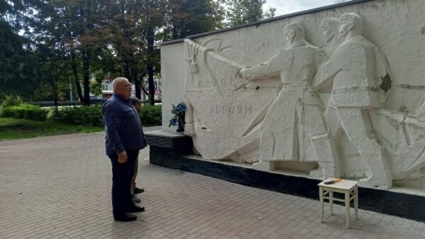 В сквере Металлургов в Брянске реконструируют  барельеф