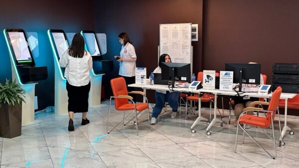 Избиратели голосуют на выборах губернатора Брянской области на участках в Москве