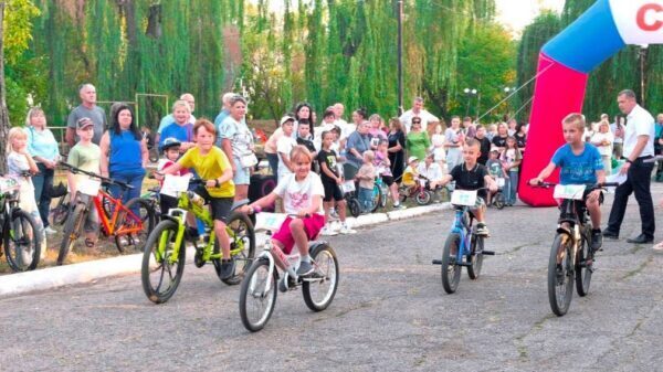 Валентин Суббот передал новые велосипеды юным спортсменам в подшефной Брянке  