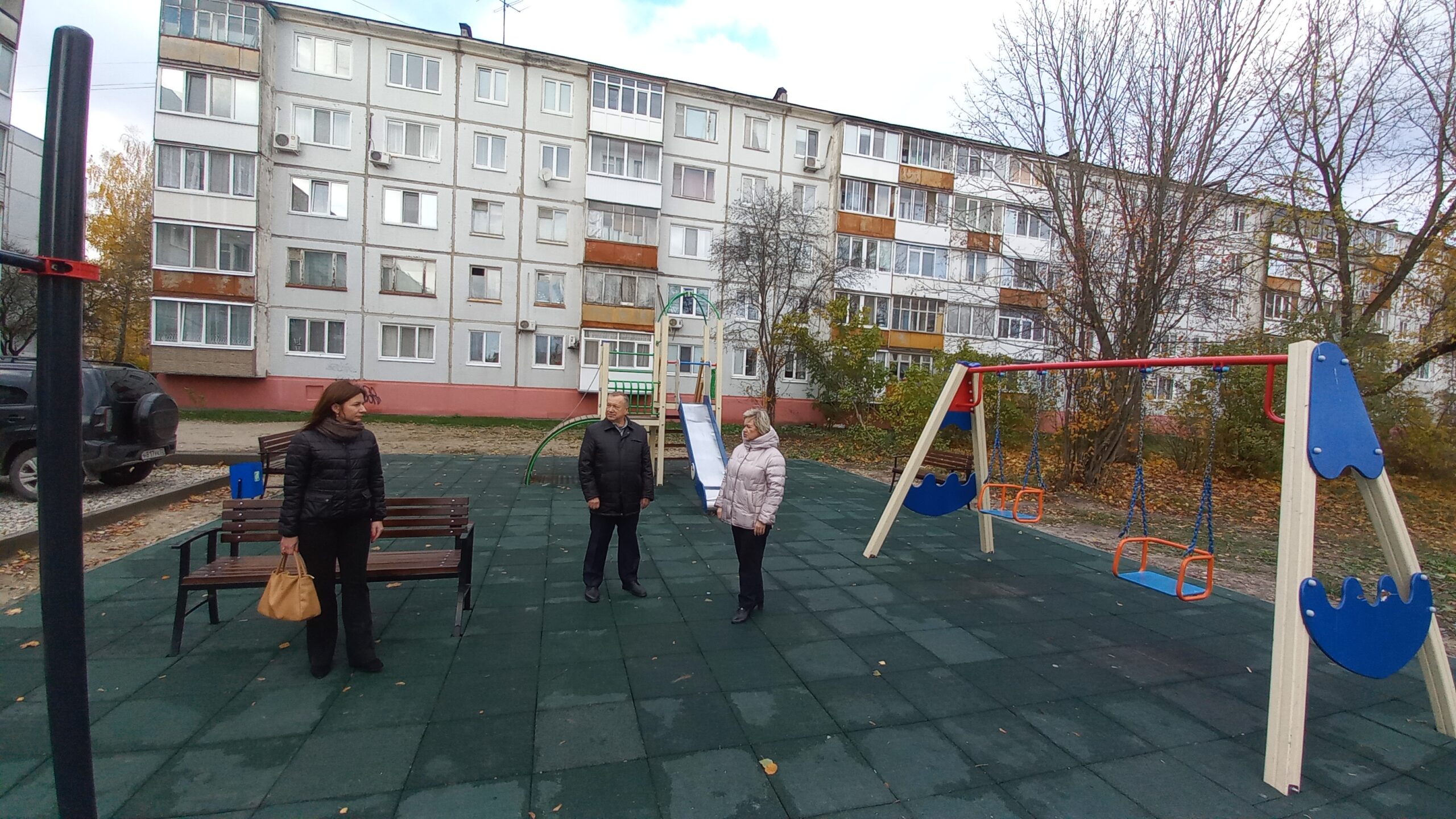 Рабочая группа «Единой России» проверила работы по благоустройству дворовой территории в Жуковке