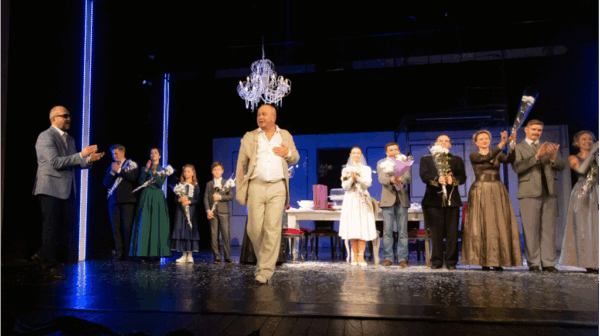 Брянские зрители тепло приветствовали таганрогских актеров на сцене драматического театра