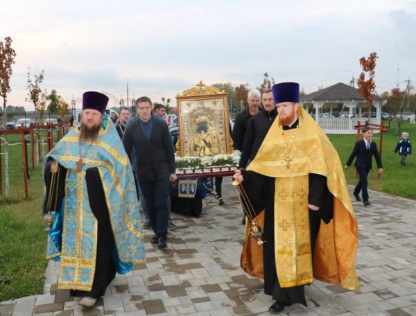 Чудотворный образ Божией Матери Феодоровская торжественно встретили в храмах и монастырях Брянщины
