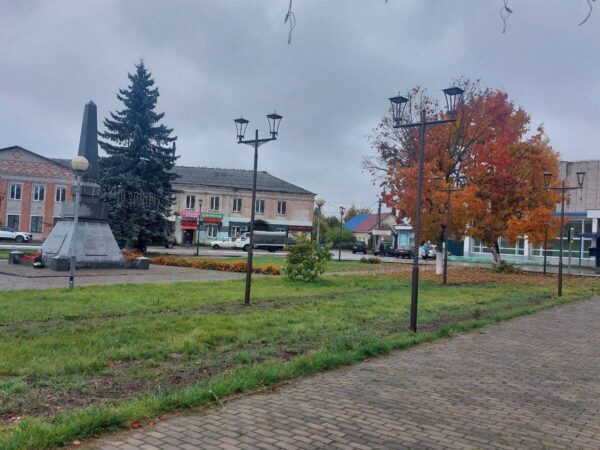 На центральной площади Клетни появилось современное освещение