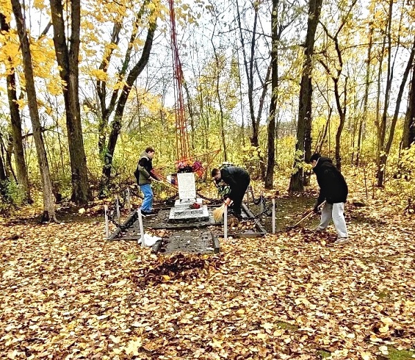 Юнармейцы Жуковского филиала БАТ окультурили захоронения павших воинов